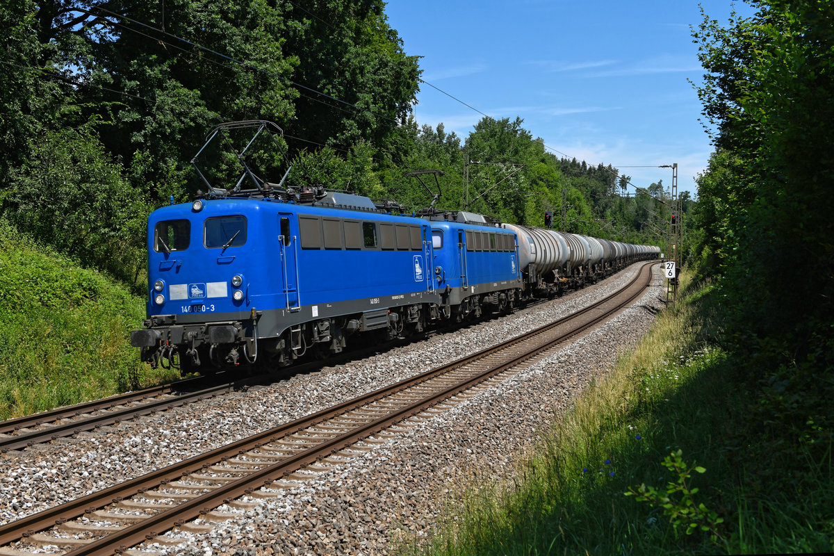 Mit einem Kesselwagenzug nach München Milbertshofen waren am 01. Juli 2020 die 140 050 und 008 der Press unterwegs, als ich sie in einem Waldstück bei Gundelsheim fotografieren konnte. Hinter den beiden Loks verbergen sich die 140 833 und 845, somit Maschinen der letzten Bauserie der Einheits-E-Lok und nicht  die ersten Vertreter der Güterzugloks aus den 1950er Jahren. Welchen Hintergrund diese Umnummerierungen bei der Pressnitztalbahn haben, erschließt sich mir nicht. 