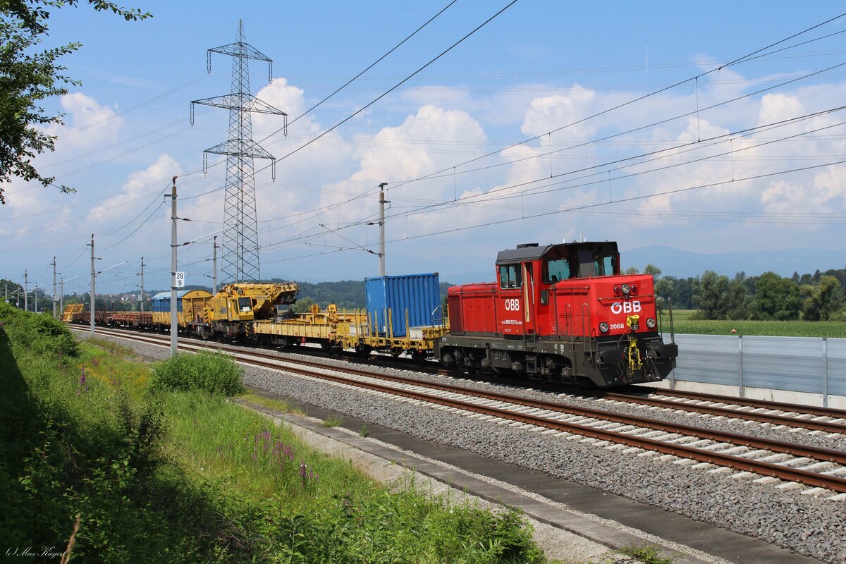 Mit einem Kirow-Kran samt Schutzwagen der Firma Bahnbau Wels sowie einigen Leerwagen fuhr am 10.7.2024 die 2068 022 als Arbeitszuglok zwischen Wettmannstätten und Hengsberg auf der neuen Koralmbahn nach Werndorf.
Zur Zeit finden Arbeiten in Wettmannstätten statt was für ein reges Verkehrsaufkommen sorgt.