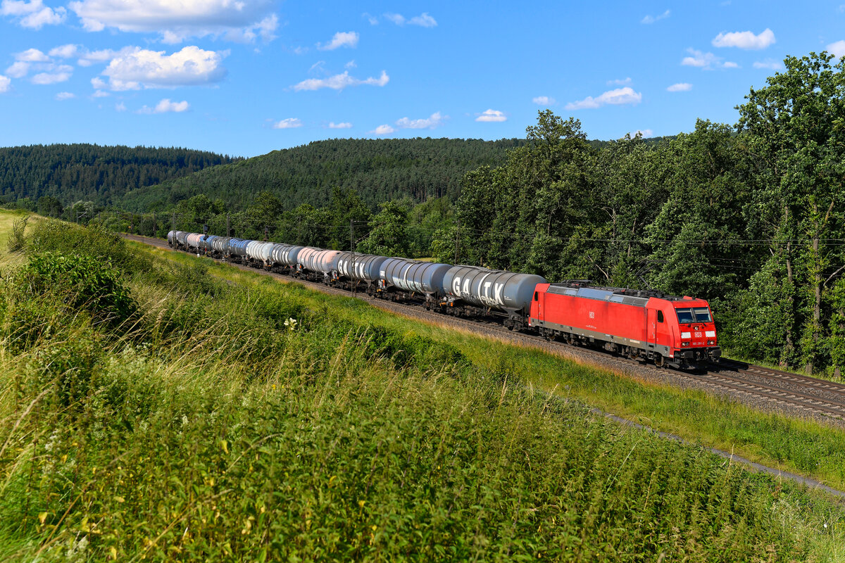 Mit einem kurzen Kesselwagenzug war die 185 291 am späteren Nachmittag des 28. Juni 2024 im Haunetal bei Bernhards südwärts unterwegs.  