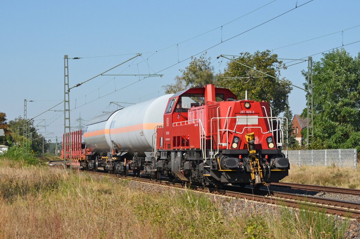 Mit einem kurzen Übergabe in den Hafen Roßlau rollte 261 020 am 20.09.24 durch Jütrichau.