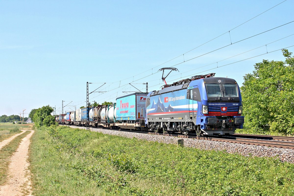 Mit einem langen KLV aus Italien fuhr am Vormittag des 02.06.2020 die Südleasing/SBBCI 193 520  Diveria  nördlich von Müllheim (Baden) bei der Gemeinde Hügelheim über die Rheintalbahn durchs Markgräflerland in Richtung Freiburg (Breisgau).