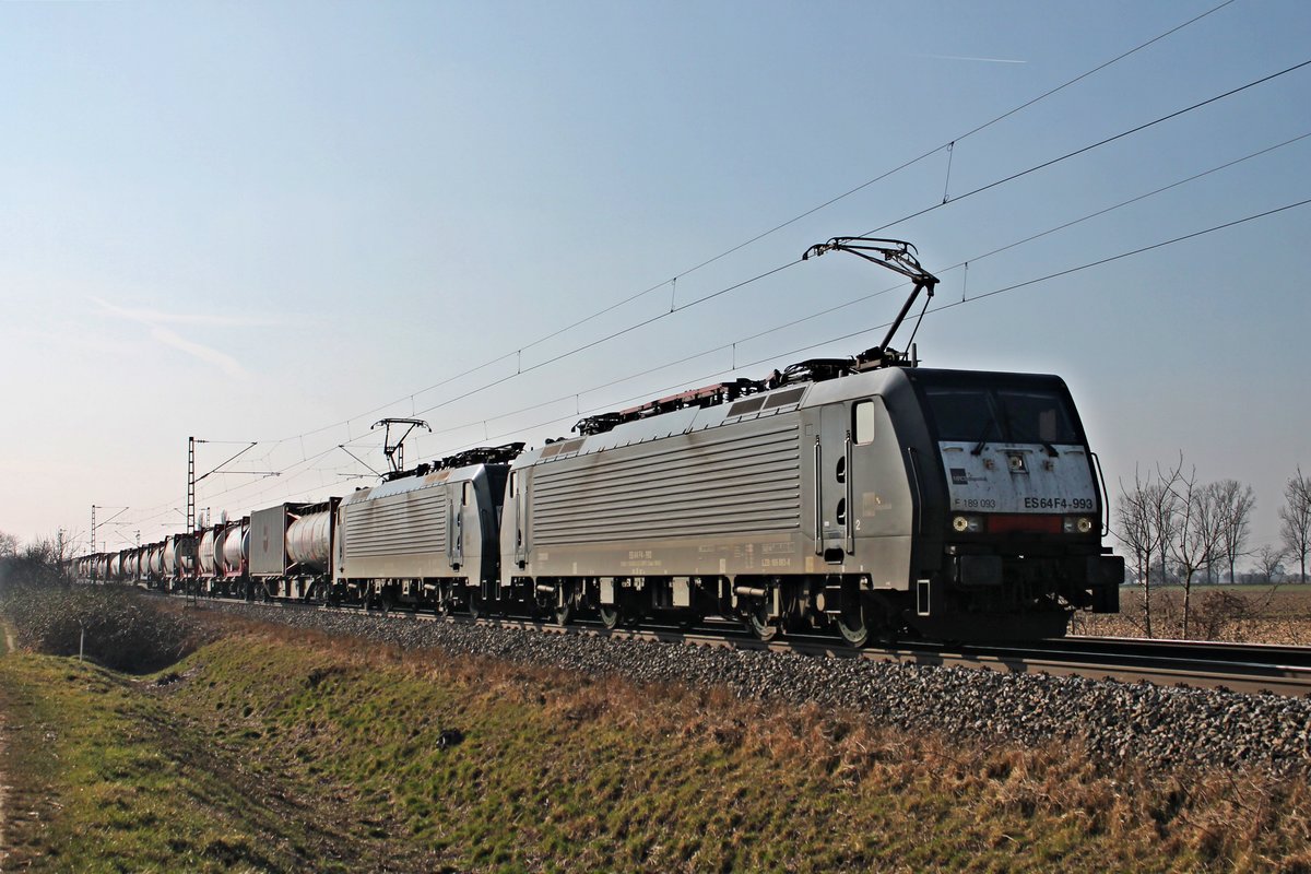Mit einem langen und schweren Containerzug fuhr am 07.02.2015 die ES 64 F4-993 (189 093-8) zusammen mit ES 64 F4-990 (189 090-4) bei der kleinen Markgräfler Ortschaft Hügelheim gen Norden vorbei.