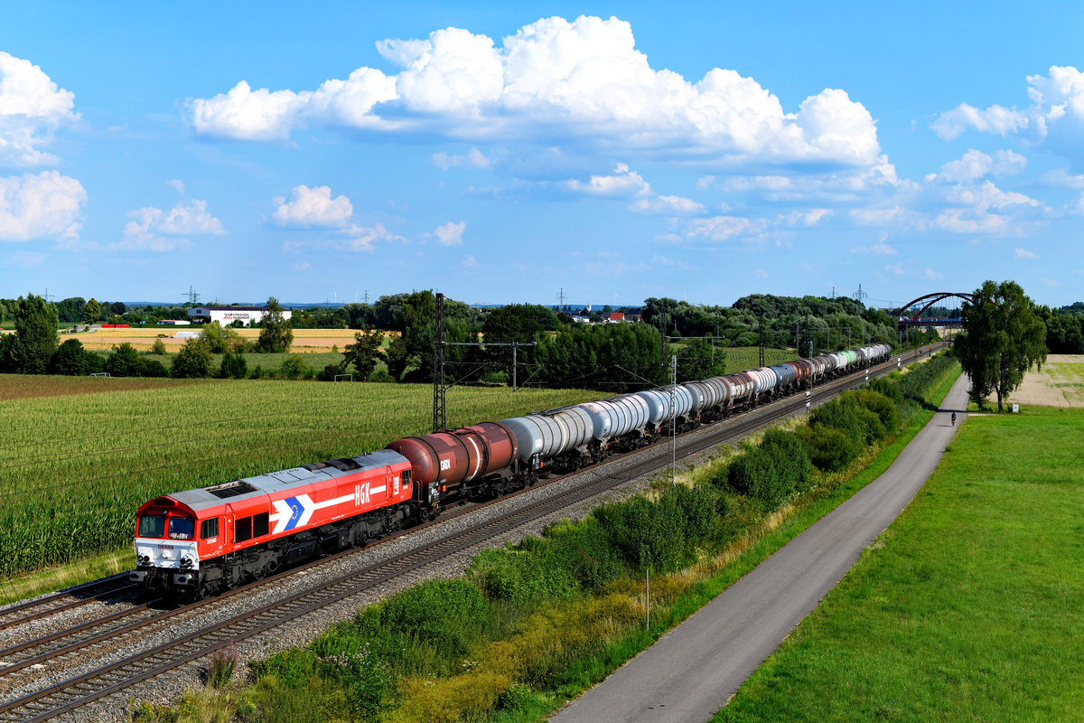 Mit einem leeren Kesselwagenzug aus Kempten kommend konnte am 13. Juli 2018 die 266 069 von RheinCargo bei Nordheim fotografiert werden. 