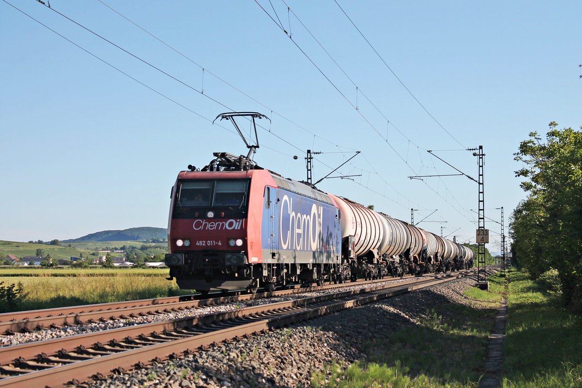 Mit einem leeren Kesselzug aus Glattbrugg (CH) fuhr am Abend des 13.06.2019 die Re 482 011-4  ChemOil  nördlich von Hügelheim über die KBS 703 durchs Rheintal in Richtung Freiburg (Breisgau).