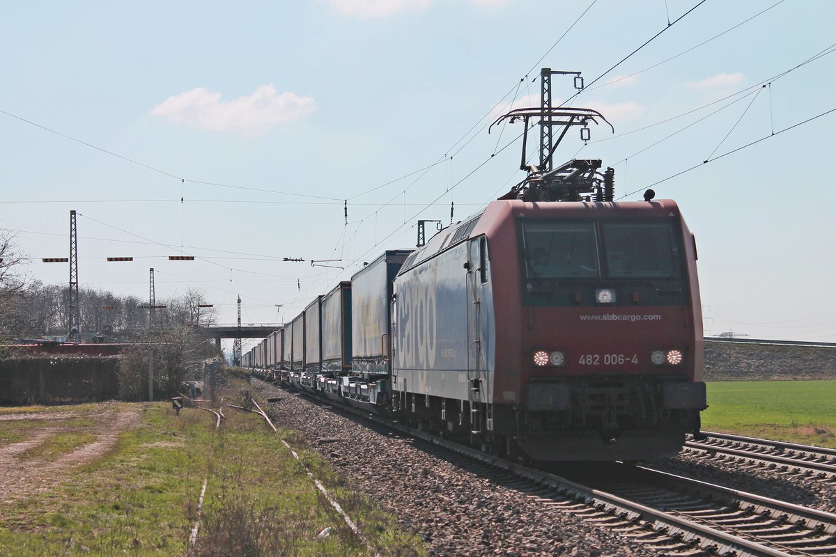 Mit einem  LKW Walter -KLV aus Italien fuhr am 20.03.2019 die Re 482 006-4 südlich vom Hp. Auggen über die Rheintalbahn durchs Markgräflerland in Richtung Freiburg (Breisgau).