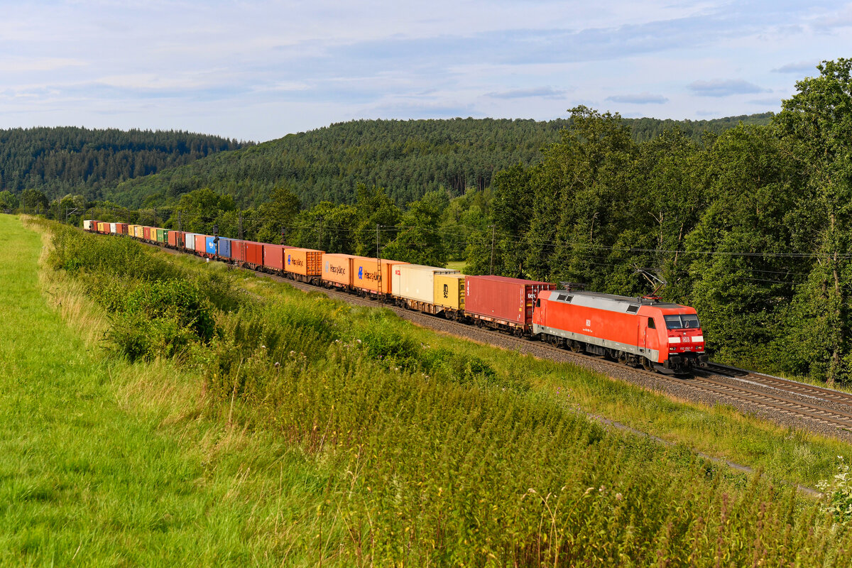 Mit einem relativ kurzen Containerzug - üblich sind Längen bis zu 700 Metern - war die 152 052 am 25. Juli 2024 auf der Nord-Süd-Strecke unterwegs. Bei Bernhards vor den Toren Fuldas konnte ich die Leistung dokumentieren. 