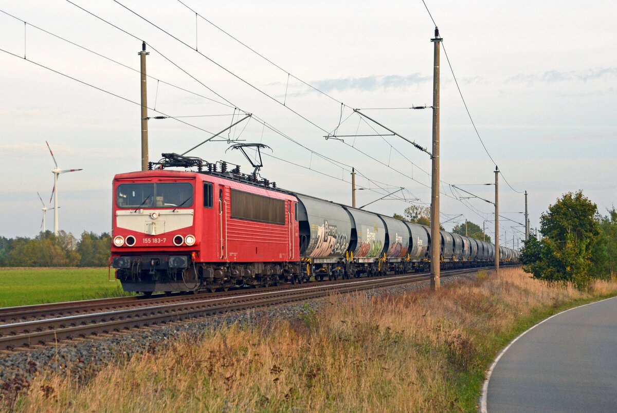 Mit einem Silozug am Haken rollte am 20.10.24 155 183 von Maik Ampft im letzten Abendlicht durch Wittenberg-Labetz Richtung Dessau. 