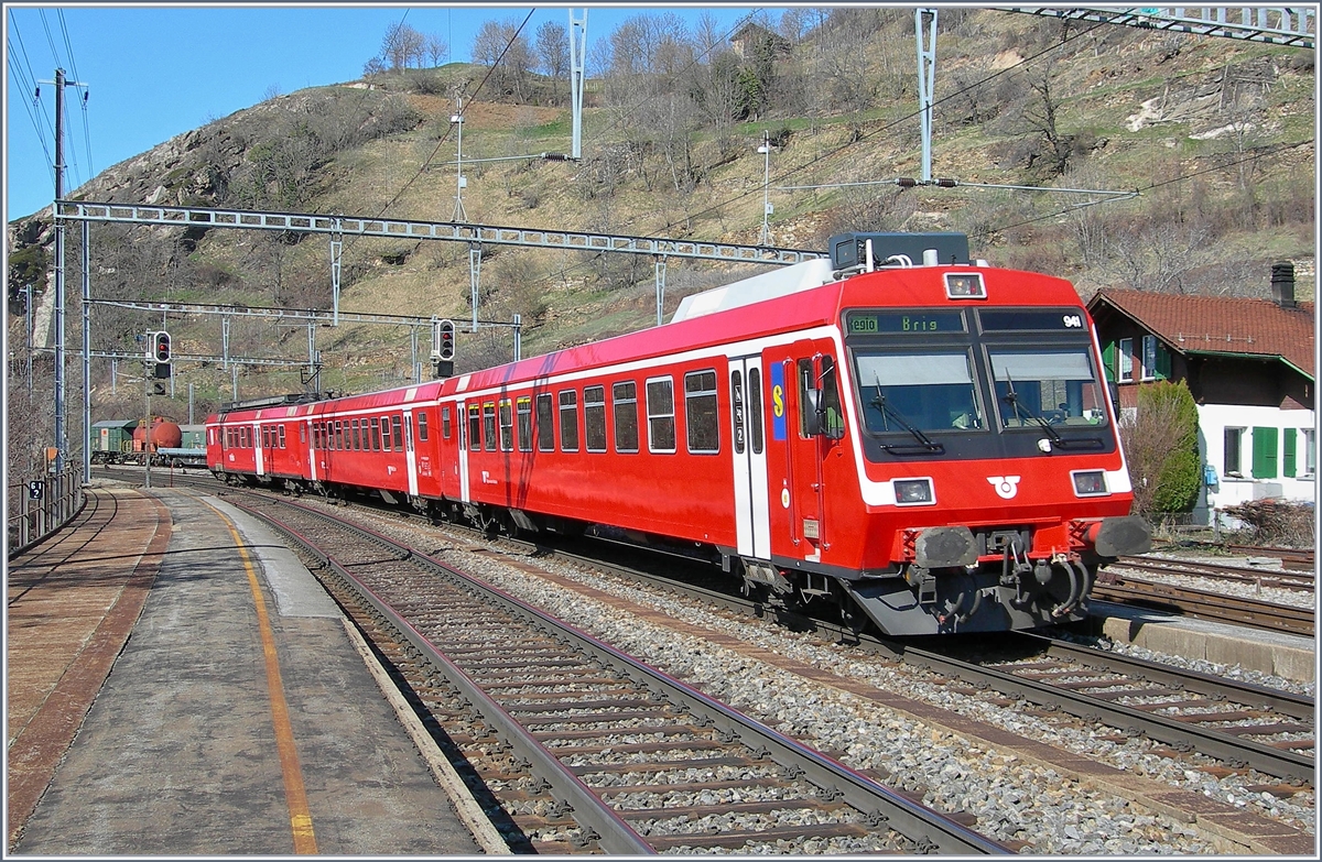 Mit der Fusion der RM und BLS kamen rote ex. RM Triebzüge in den Einsatz des Regionalverkehrs auf der BLS Südrampe.
Ausserberg, den 16. März 2007. 