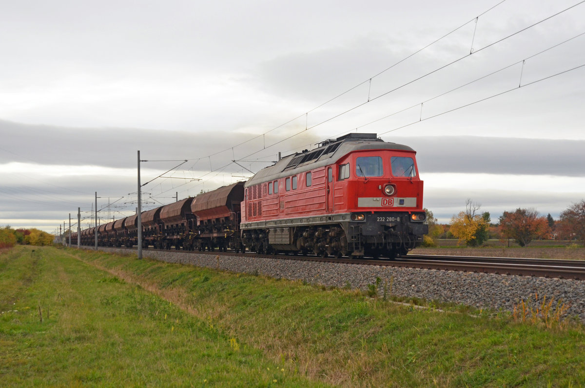 Mit der Könnern-Kohle am Haken rollt 232 280 am 28.10.20 durch Braschwitz Richtung Köthen.