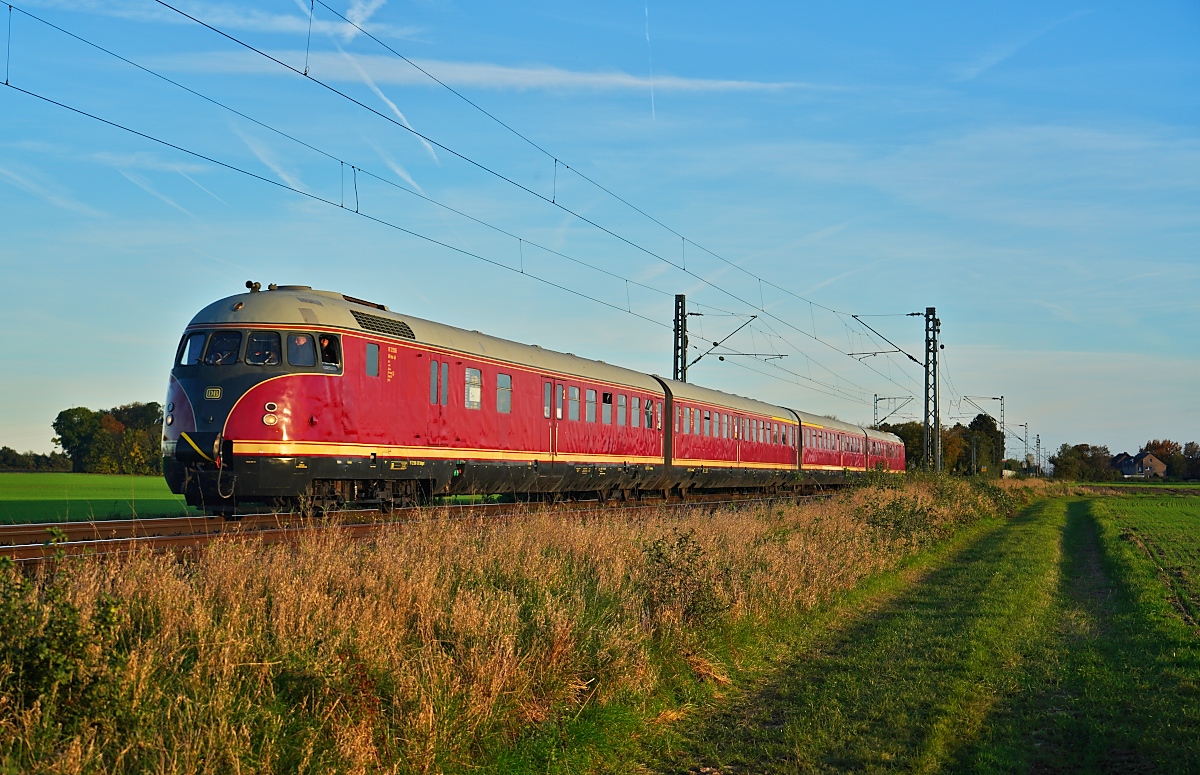 Mit leichter Verspätung, aber glücklicherweise noch rechtzeitig vor Sonnenuntergang tauchte am 26.10.2024 der sehnlich erwartete VT 12 506 auf der Rückfahrt von einer Sonderfahrt Holzminden - Köln in Neuss-Elvekum auf