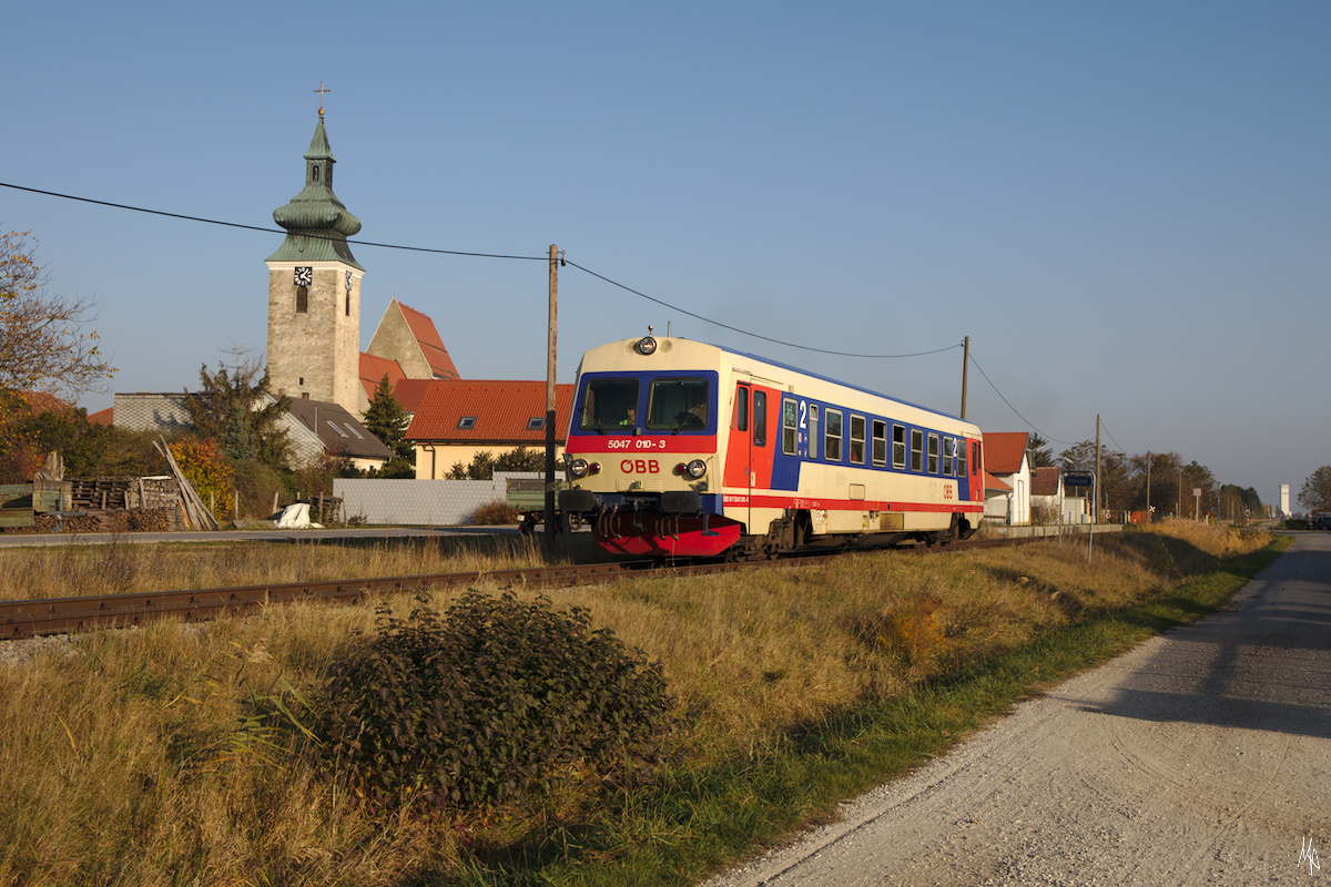 Mit nächstem Fahrplanwechsel soll der Personenverkehr auf den verbliebenen Strecken des Groß Schweinbarther Kreuzes komplett eingestellt werden. Aus diesem Grund einige Bilder von dieser Strecke.
Hier der Pillichsdorf-Klassiker mit 5047.10 am 26.10.2019.