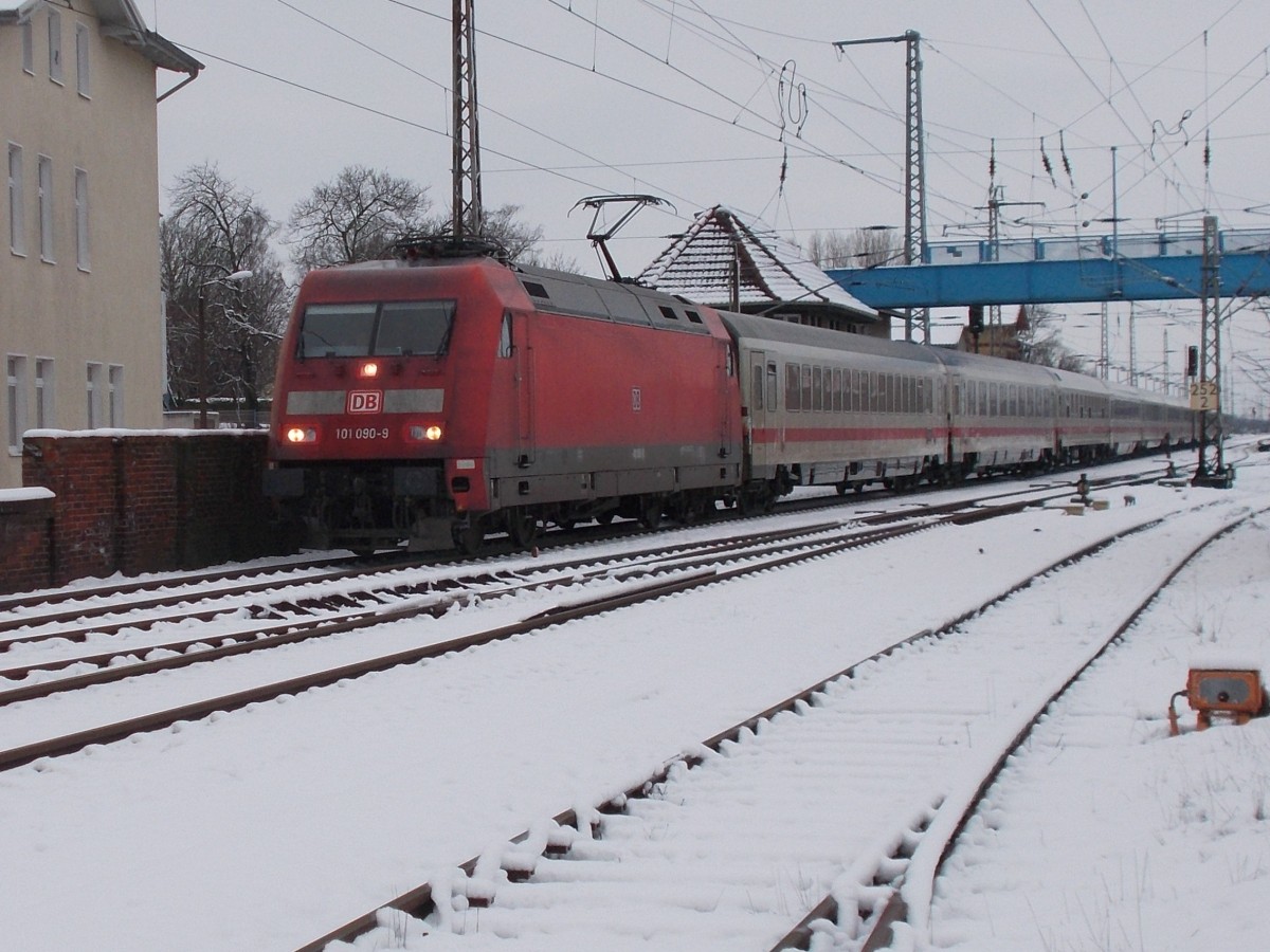 Mit nur +5 Minuten Verspätung verließ 101 090 und der IC 2212,Koblenz-Binz,am 31.Januar 2015,Bergen/Rügen.