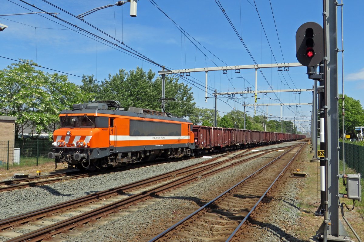 Mit Quasi-Portugesische Schreckstreifen durcheilt am 18 Mai 2020 RFO 1830 mit ein Gypszug Wijchen. Das Bild wurde vom Bahnsteigende genommen.