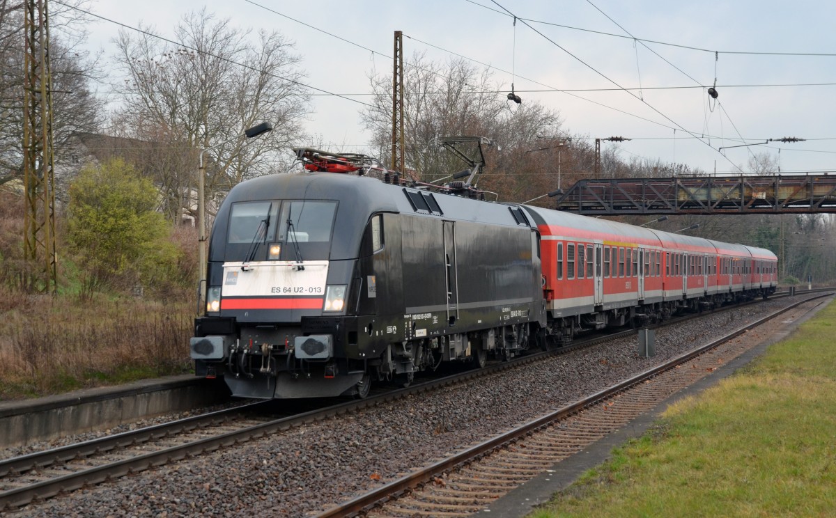 Mit einer RB von Halle(S) nach Eisenach verlässt 182 513 am 18.12.13 Schkopau.