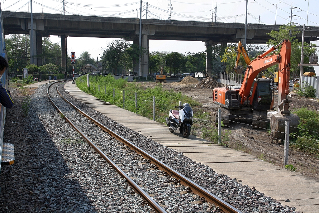 Mit Rodungsarbeiten im Bereich der Uruphong Station dürften die geplanten Verlängerungen der SRTET Light Red Line von der Bang Sue Station (RW01) zur Hua Mak Station (RE08) und des Airport Rail Link (ARL) von der Phaya Thai Station zur Don Muang Station offensichtlich in Angriff genommen werden. - Bild vom 25.März 2024.
