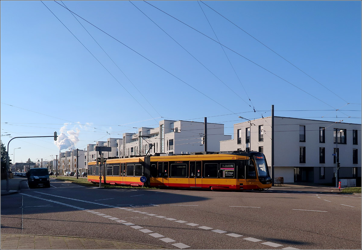 Mit der Straßenbahn nach Knielingen-Nord -

Die Citylink-Straßenbahn fährt von der Sudetenstraße in die Egon-Eiermann-Allee ein. Interessant auch die langen Abspanndrähte für die Fahrleitung.

Karlsruhe, 12.01.2022