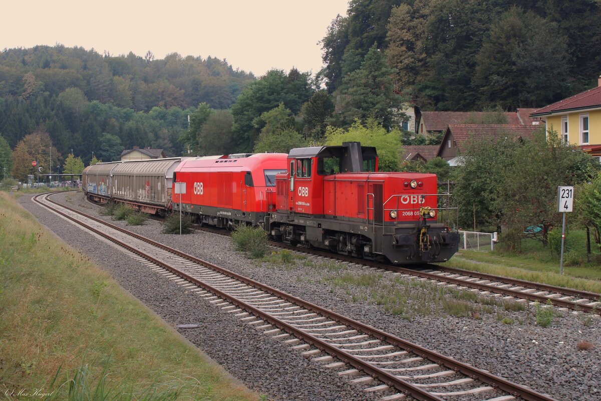 Mit vereinten Kräften erklommen am 17.9.2024 die 2068 056 und die 2016 091 mit einem schweren Güterzug von Graz Vbf kommend die Laßnitzhöhe und warten hier im gleichnamigen Bahnhof auf die Zugkreuzung und die Weiterfahrt nach Gleisdorf.