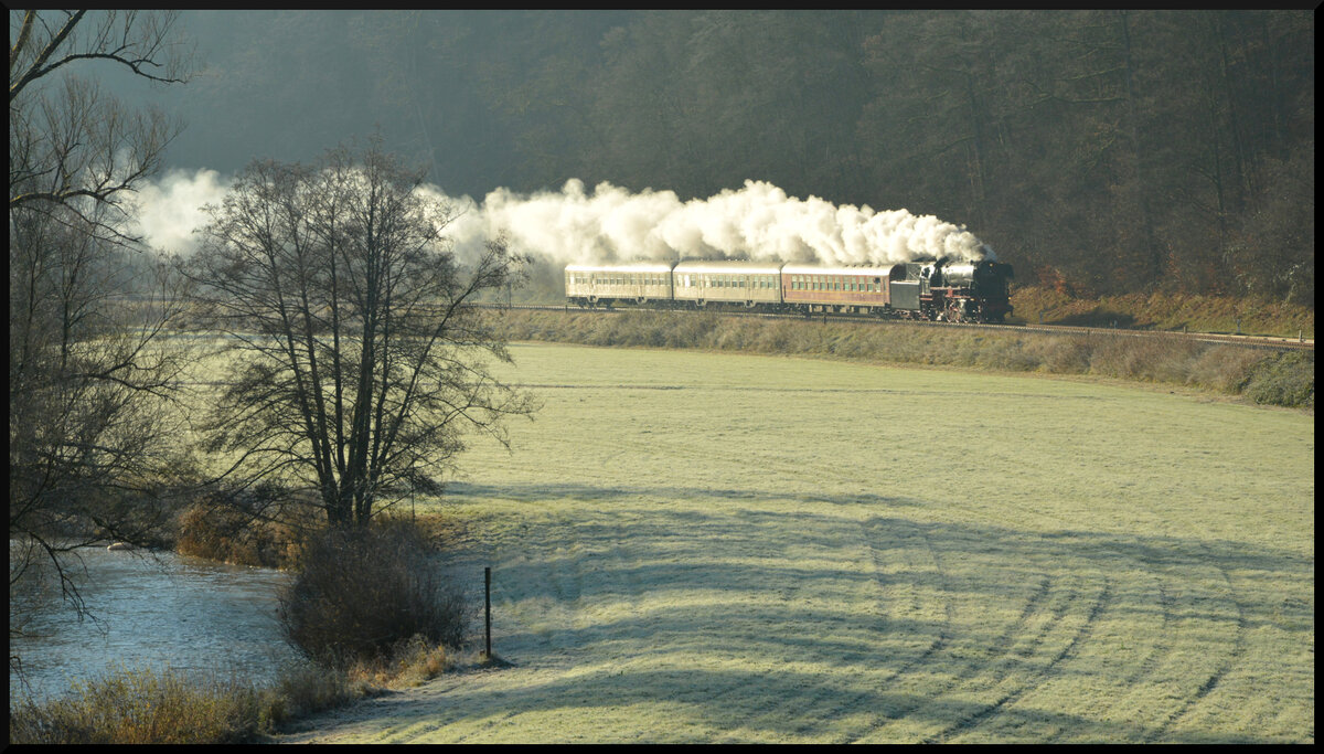 Mit Volldampf die Fränkische Saale entlang: Eurovapor 23 058 (beschildert als 023 058-1) mit dem GleisGlück Sonderzug Würzburg - Bad Kissingen - Würzburg am 30.11.2024 bei Gräfendorf.