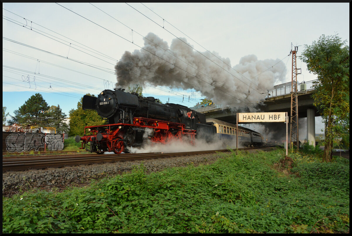 Mit Volldampf kommt Dampflok 023 058-1 (Eurovapor) am 19.10.2024 mit dem Sonderzug aus Mönchengladbach in Hanau um die Kurve. Der Zug war am frühen Morgen pünktlich gestartet und hatte dank des Infrastrukturbetreibers bis hier rund eine Stunde Verspätung eingesammelt. Entlang des Mains und der Tauber ging es ab Lauda über die Frankenbahn weiter nach Würzburg. Unter dem Motto  Auf den Spuren der Baureihe 23 in Lauda  wollte der Veranstalter NostalgieZugReisen an die gute alte Bundesbahn-Zeit und ehemalige nordbadische Dampflok-Hochburg erinnern.