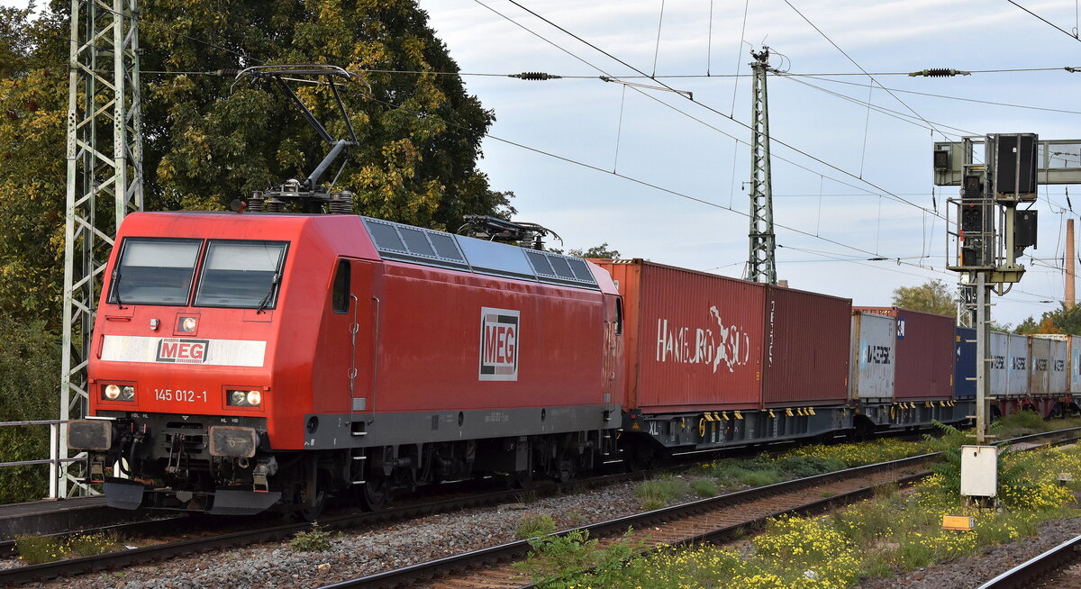 Mitteldeutsche Eisenbahn GmbH, Schkopau [D] mit der  145 012-1  [NVR-Nummer: 91 80 6145 012-1 D-DB] und einem Containerzug am 17.10.24 Höhe Bahnhof Magdeburg Neustadt.