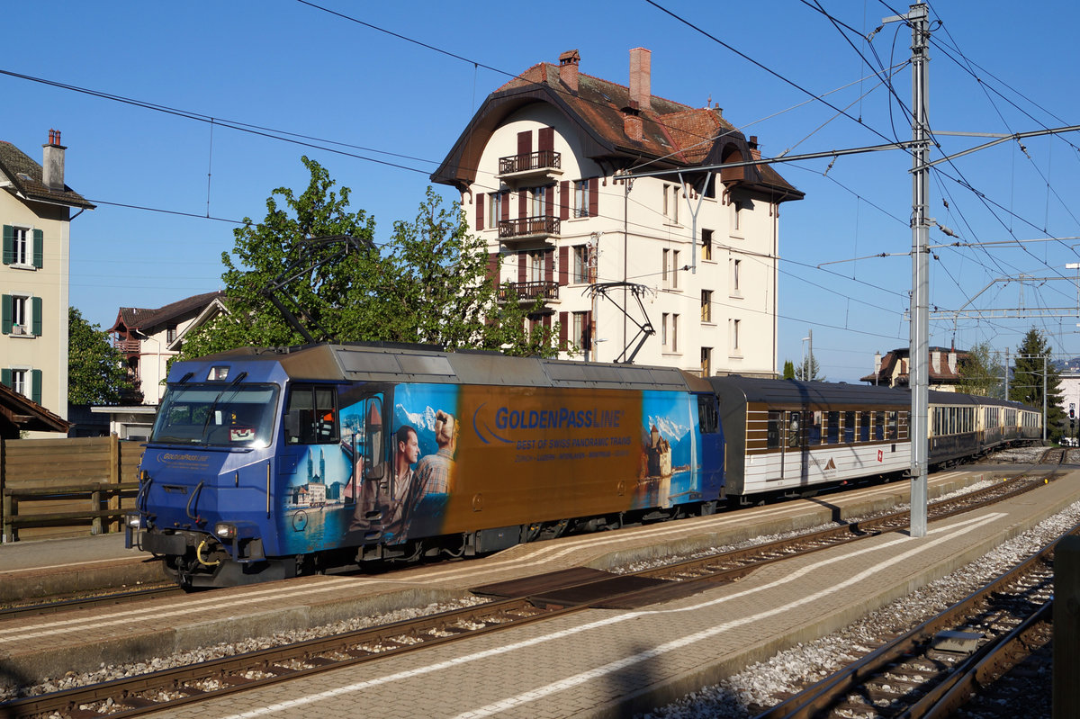 MOB: GoldenPass Classic mit Ge 4/4 8004 bei der Einfahrt Chernex am 17. April 2017.
Foto: Walter Ruetsch