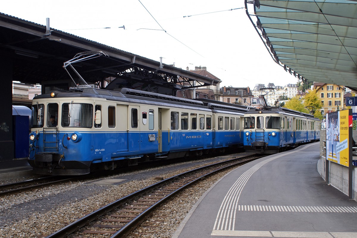 MOB: In absehbarer Zeit werden sich die ABDe 8/8 4004 FRIBOURG und ABDe 8/8 4001 SCHWEIZ während planmässigen Diensten auf dem Bahnhof in Montreux nicht mehr begegnen. Die treuen Mitarbeiter mit Jahrgang 1968 stehen nämlich kurz vor ihrer Pension. Auf der Aufnahme vom 3. Oktober 2008 wurde ein auf die Abfahrt nach Zweisimmen wartender Regionalzug sowie eine Rangierfahrt verewigt.
Foto: Walter Ruetsch    