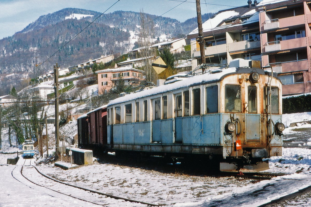 MOB/VBW: BDe 4/4 26 (1926) in Fontanivent abgestellt im März 1993. Im Hintergrund erkennbar ist der Be 4/4 1004 (ex WB/VBW/RBS) auf dem Trassee der ehemaligen Trambahn Clarens-Chailly-Blonay. Der Be 4/4 1004 wurde 1988 vom RBS übernommen. Eingesetzt wurde er ab Château d'Oex im Regionalverkehr sowie für Rangierfahrten. Nach einem kurzen Einsatz bei der CEV als Reservefahrzeug wurde er 1996 abgebrochen.
Foto: Walter Ruetsch 