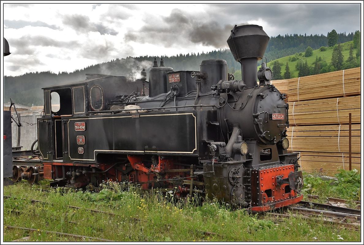 Mocanita Hutulca Moldovita. 764.404R  Hutulca  eine erst 1984 in Reghin gebaute Lok zieht unseren Sonderzug nach Argel. (14.06.2017)