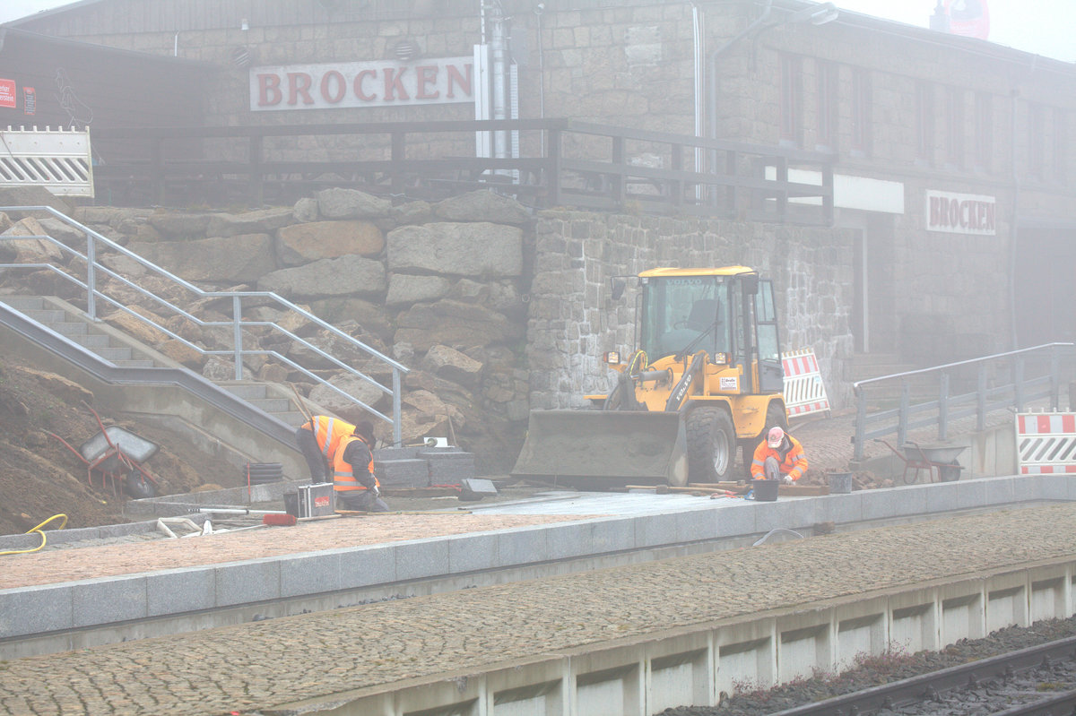 Modernisierung Bahnsteig 1 Brocken. 04.10.2017 10:17 Uhr.
Dichter Nebel bei ca. 7 Grad Aussentemperatur.