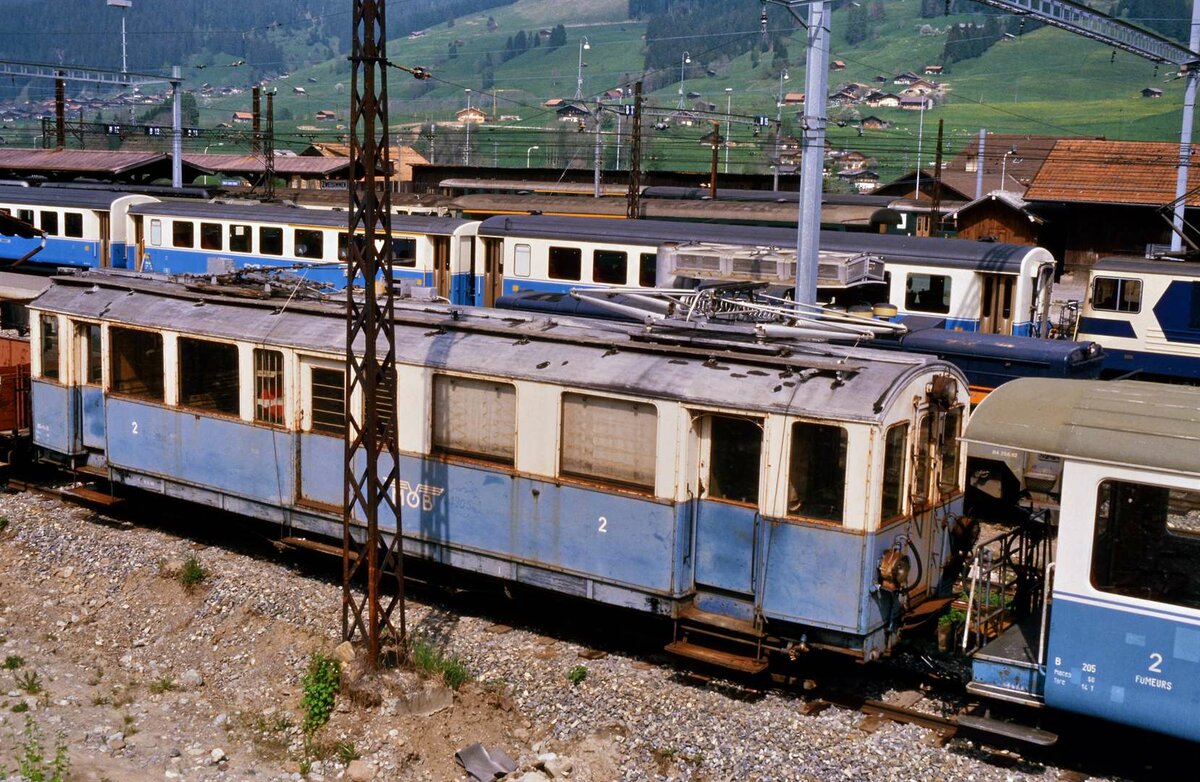 Montreux Berner Oberland Bahn (MOB): Auf einem Nebengleis in Zweisimmen war der BDe 4/4 18 wohl schon länger abgestellt (19.05.1986)