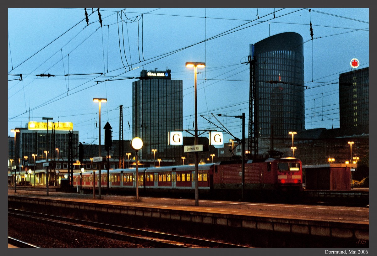 Morgendämmerung, S-Bahn nach Hagen abfahrbereit im Dortmunder HBF, Mai 2006

Aufgenommen auf hochempfindlichem Negativmaterial daher leider sehr körnig.