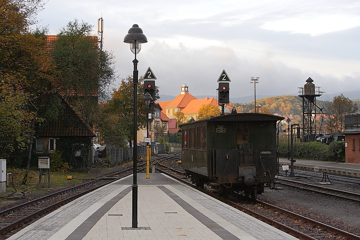 Morgendliche Idylle am 20.10.2013 im Bahnhof Wernigerode. Während Gebäude und Landschaft im Hintergrund bereits von der aufgehenden Sonne angestrahlt werden, liegt der Bahnhof noch im Schatten. Wenig später  verkrümelte  sich Klärchen hinter dicken Wolken und ließ sich am Rest des Tages leider nicht mehr sehen.