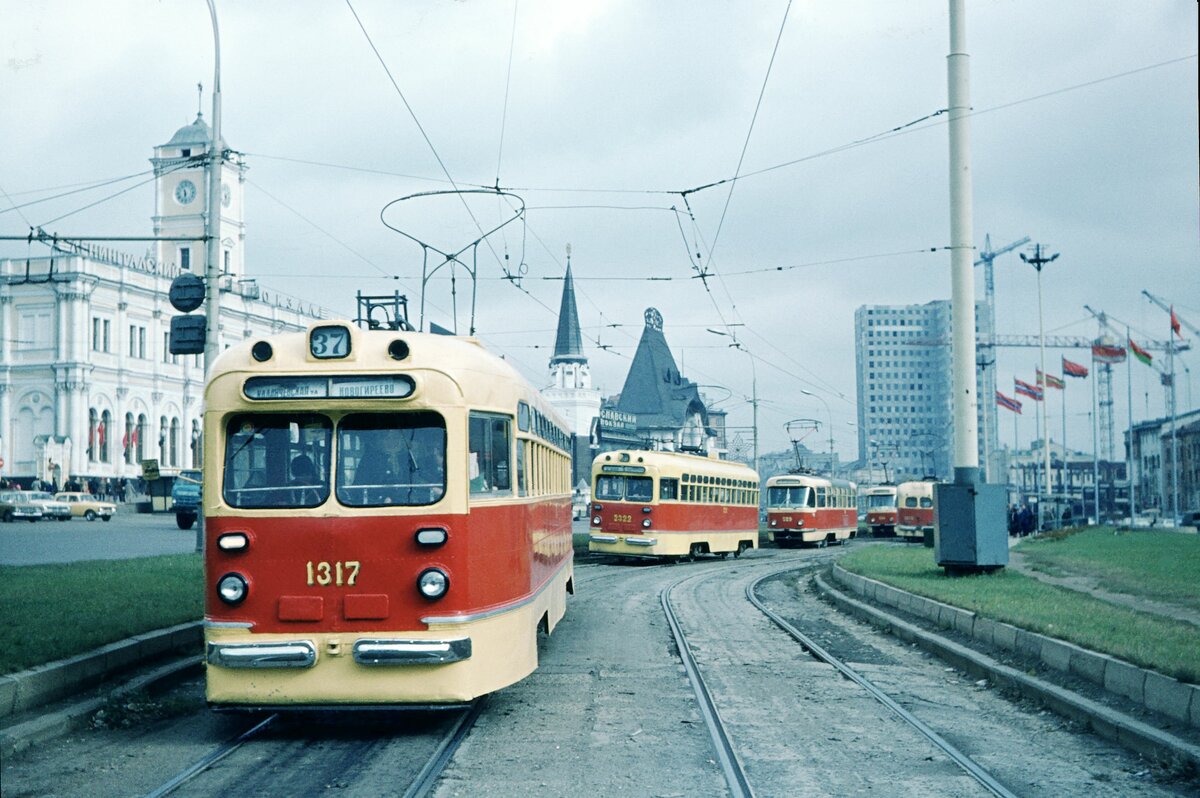 Moskau_10-1977_L.37_MTW82-A_[1317] vor den 3 Bahnhöfen