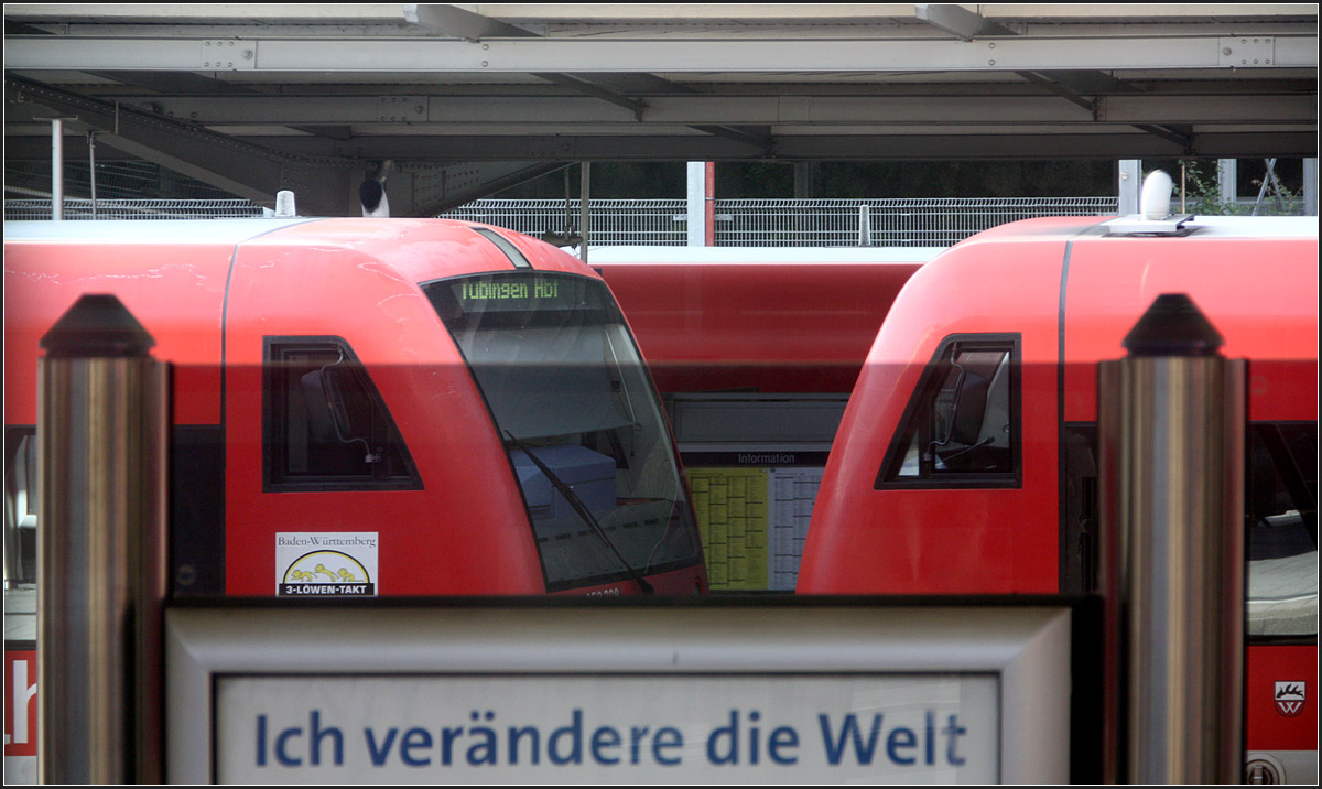 Motive am Rande einer Bahnfahrt -

'Überlagerte Symetrien in Schrägsicht', so könnte man diese Aufnahme nennen, die von unserem Sitzplatz im Zug im Bahnhof Horb entstand. Vorne die Werbvitrine mit ihren beiden Pfosten, dahinter die beiden gekuppelten Triebwagen und da wiedrum dahinter die Fahrplanaushänge einmal gelb, einmal weiß. 

27.09.2014 (M)