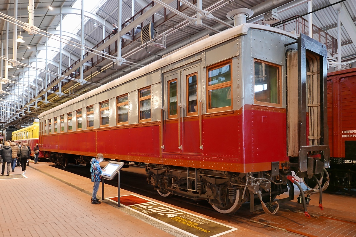 Motorwagen 1024 der Triebzugbaureihe CB (SB), gebaut 1932, im Russischen Eisenbahnmuseum in St. Petersburg, 4.11.2017