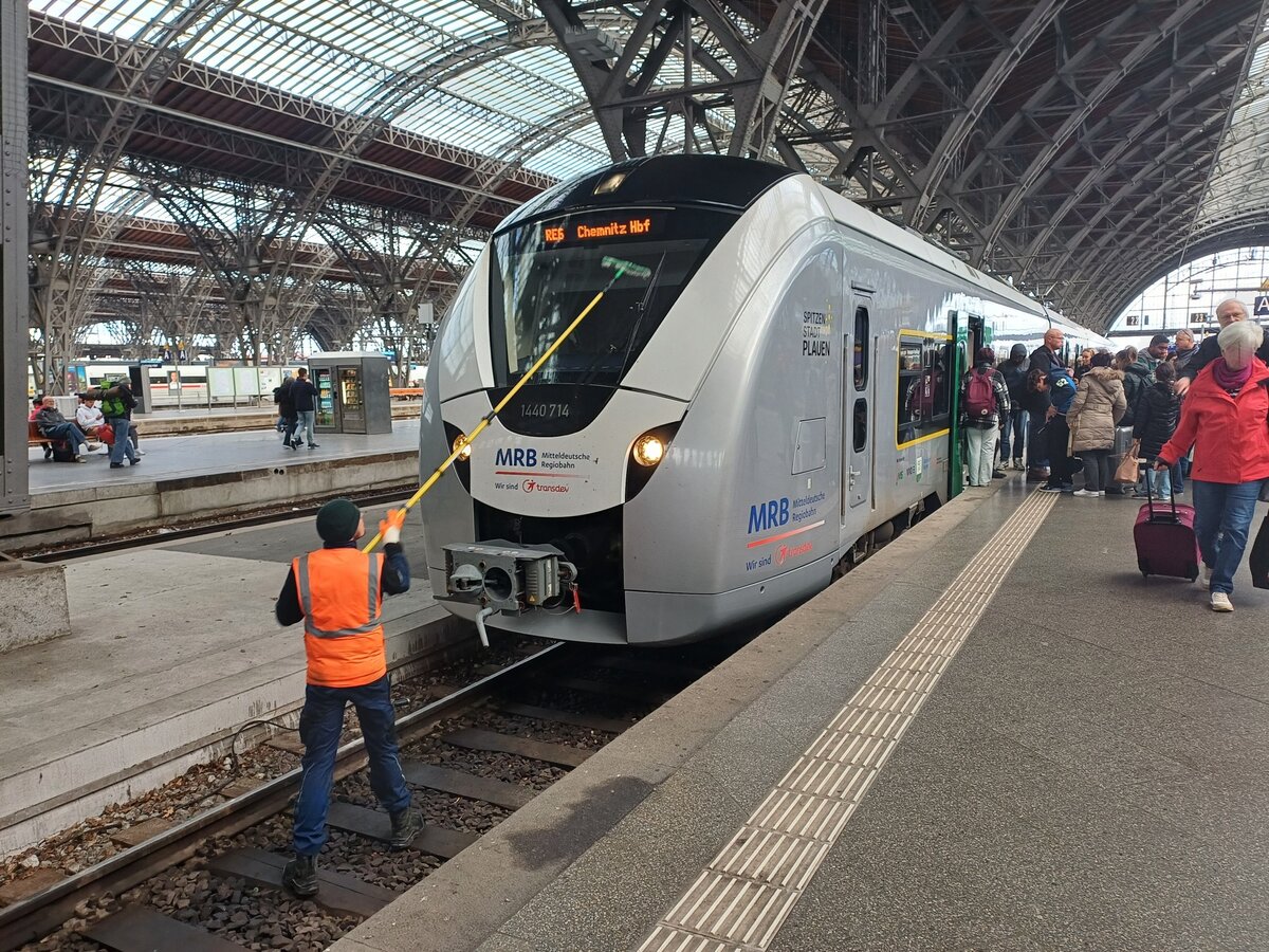 MRB 1440 714 als RE 94807 aus Chemnitz Hbf, am 11.10.2024 in Leipzig Hbf. Direkt nach der Ankunft wurde die Frontscheibe gereinigt. Wegen Bauarbeiten zwischen Chemnitz und Leipzig fuhr die MRB elektrisch als RE6E statt mit Diesel und nur einem Halt in Döbeln Hbf über Riesa nach Leipzig.