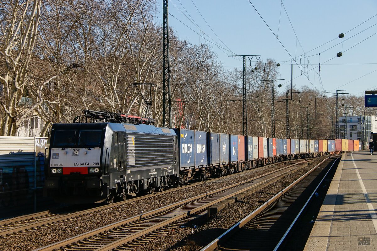 MRCE 189-209 mit Containerzug in Köln Süd, Februar 2019.