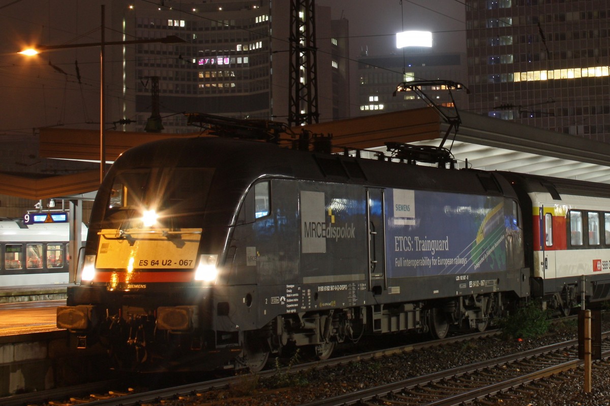 MRCE Dispolok ES 64 U2-067 zog am 12.11.13 fr DB Fernverkehr den EC6.Hier beim Halt in Essen Hbf.