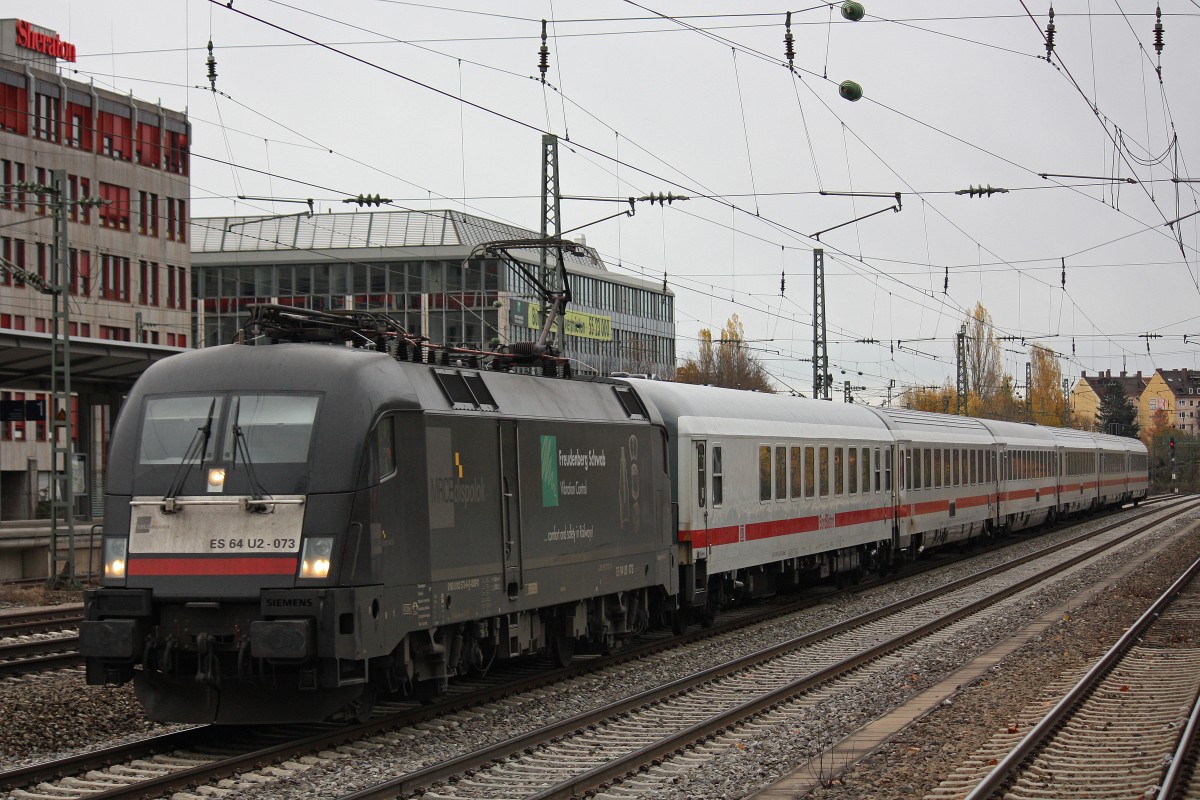 MRCE Dispolok/DB Fernverkehr ES 64 U2-073 am 10.11.13 mit einem IC in Mnchen-Heimeranplatz.