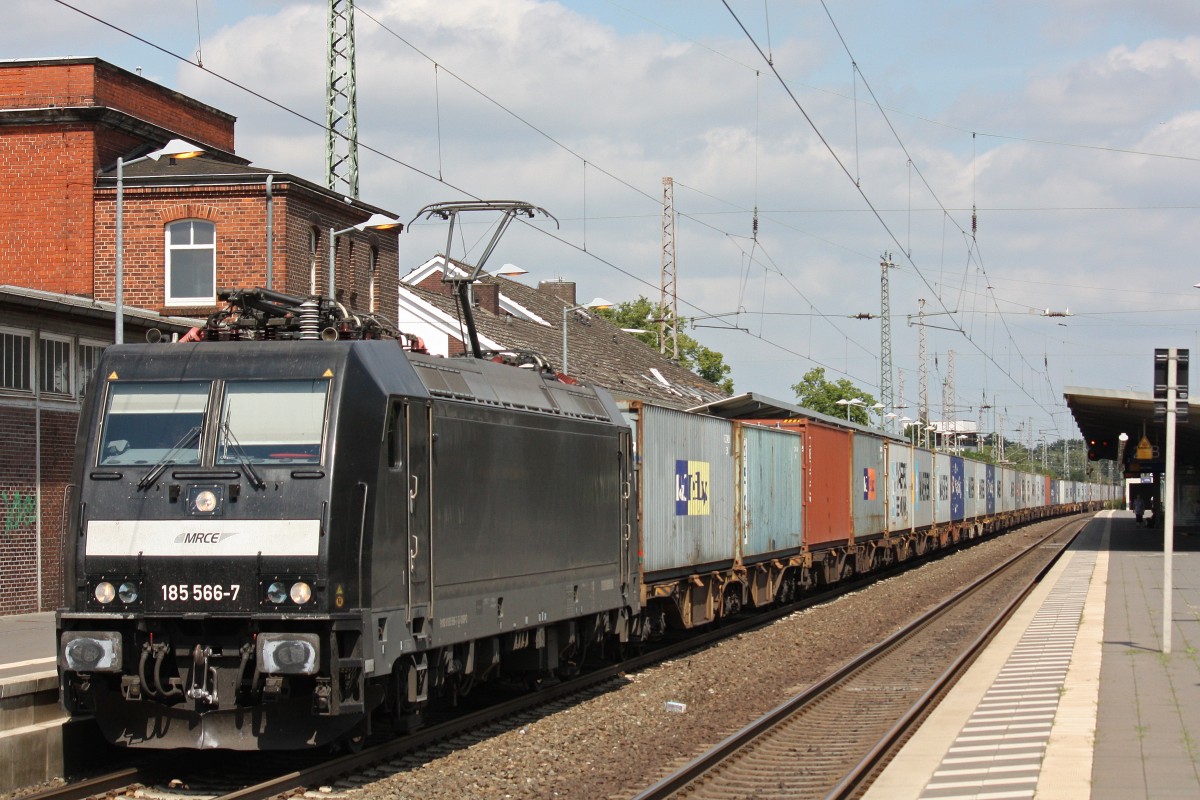 MRCE/boxXpress.de 185 566 am 6.8.13 mit einem Containerzug in Verden (Aller).
