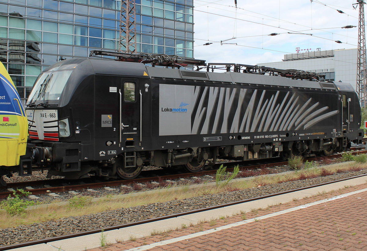 MRCE/Lokomotion 193 663-2 stand am 08.06.19, zusammen mit 189 912-9  CREAM Moving Europe , auf einem Abstellgleis am Duisburger Hauptbahnhof.