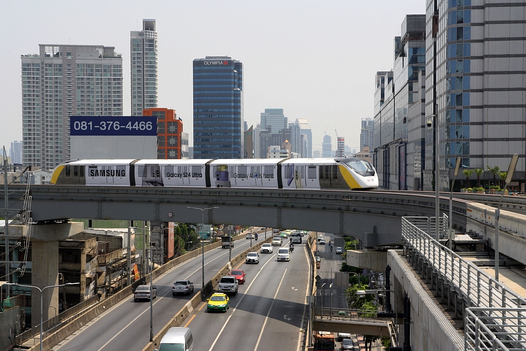MRT YM04 (Hersteller: Bombardier Transportation + CRRC Nanjing Puzhen, Type Innovia Monorail 300) nähert sich am 25.März 2024 von der Phawana Station (YL02) kommend der Lat Phrao Station (YL01).