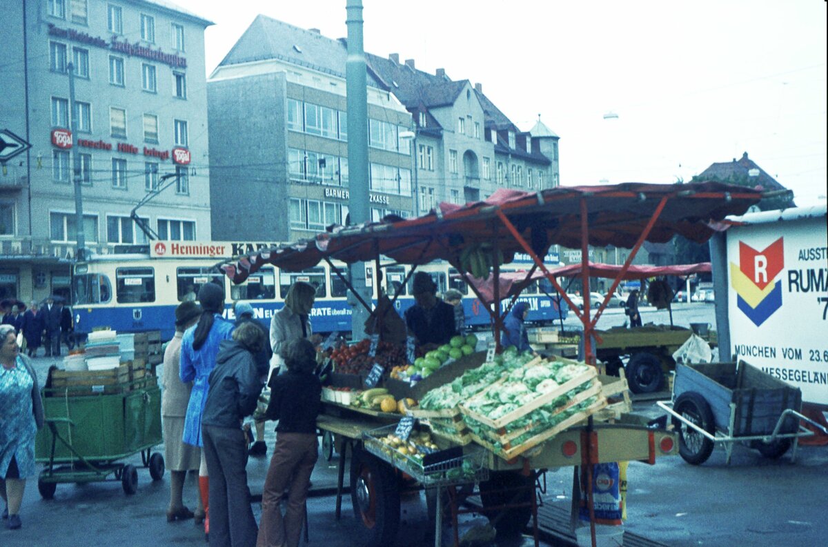 München__Rotkreuzplatz, Markttreiben mit Tram__25-06-1972