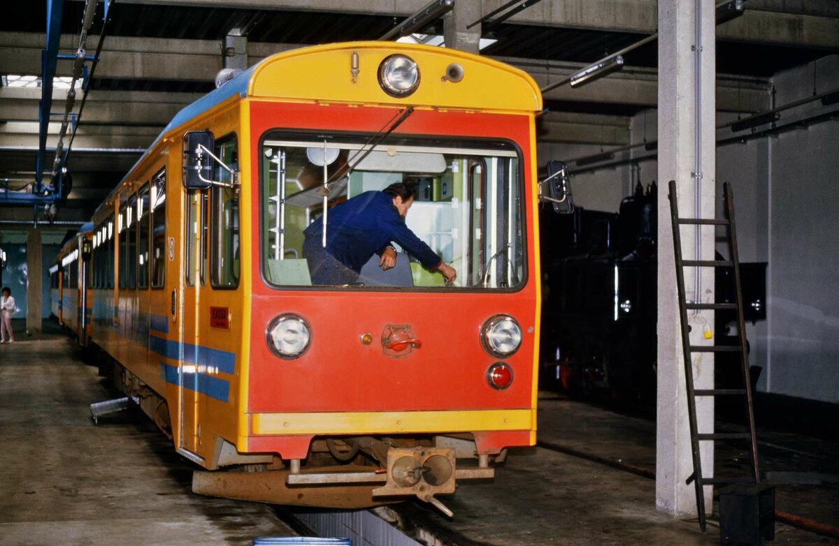 Murtalbahn: Der zu dieser Zeit noch völlig neue VT 32 (Baureihe 5090) im Wagenschuppen Murau, 14.08.1984