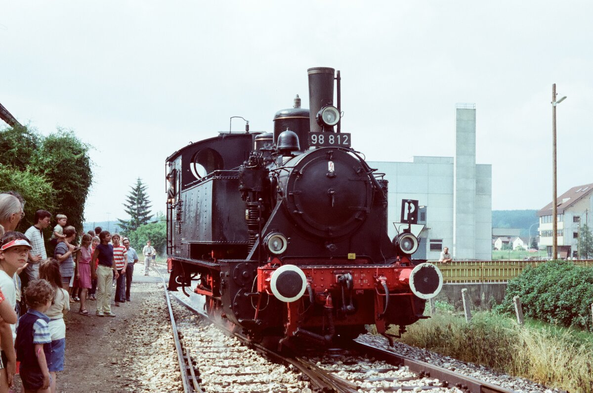 Museumsdampflok 98 812 auf der Nebenbahn Amstetten-Gerstetten (WEG), die Lok rangiert auf dem Verbindungsgleis der WEG zur DB Amstetten Bahnhof (26.06.1983) 