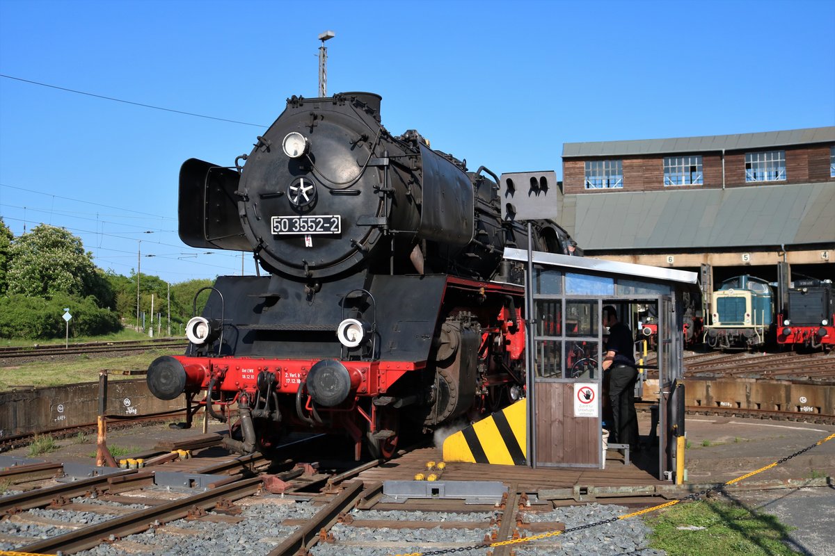 Museumseisenbahn Hanau 50 3552-2 auf der Drehscheibe am 05.05.18 beim Lokschuppenfest