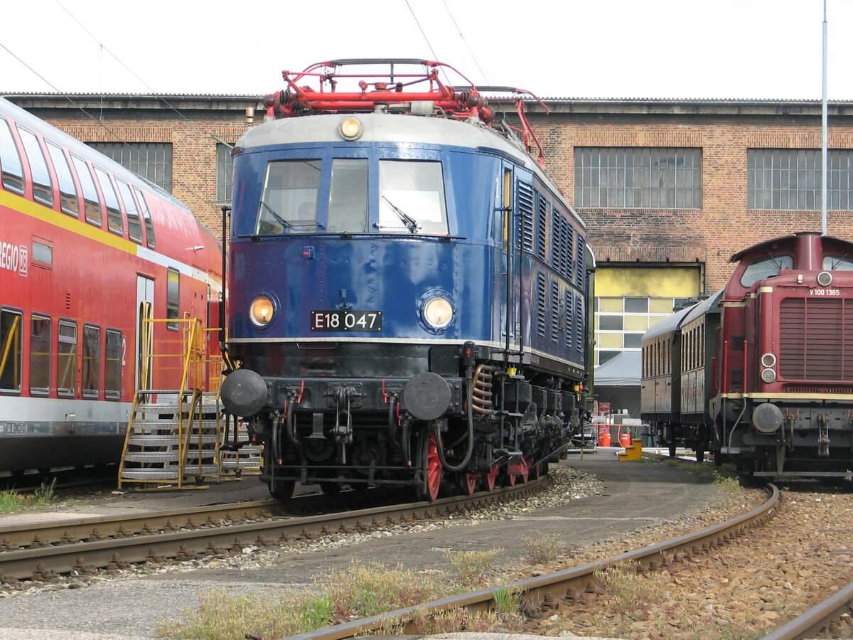 Museumslokomotive 118 047 als E 18 047 am 31.05.2008 auf einer kleinen Fahrzeugausstellung im Bw. München-Pasing.