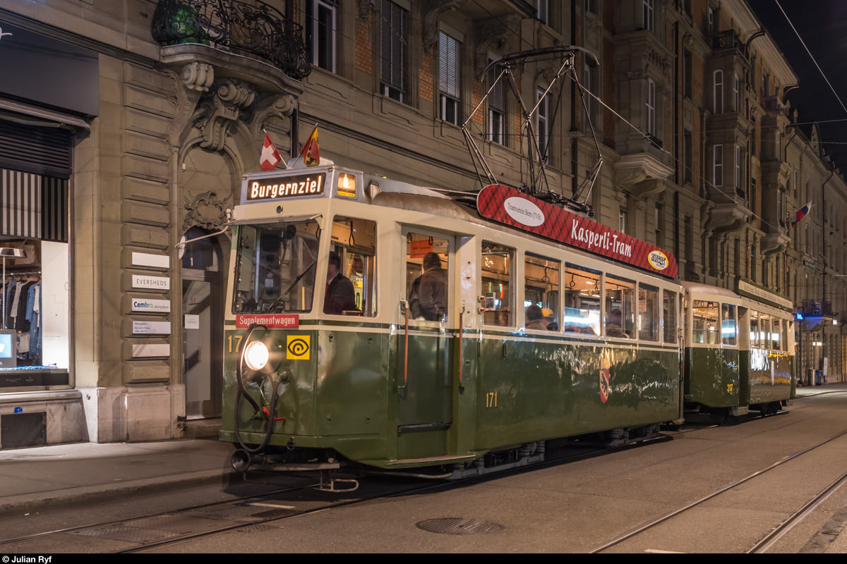 Museumsnacht Bern, 18. März 2016. Auf der Oldtimer-Tramlinie zwischen Bern Bahnhof und Burgernziel verkehrten 4 verschiedene Tramtypen des Tramvereins Bern. Der Be 4/4 171  Lufter  und der Anhänger 317  Babeli  warten in der Schleife Schwanengasse auf die Abfahrt in Richtung Burgernziel.