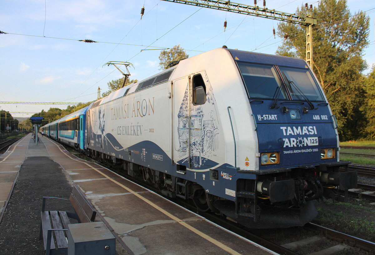 MV H-START 480 002  Tamsi ron  mit dem IC 871  Balaton  nach Budapest Dli, am 16.07.2024 in Keszthely.