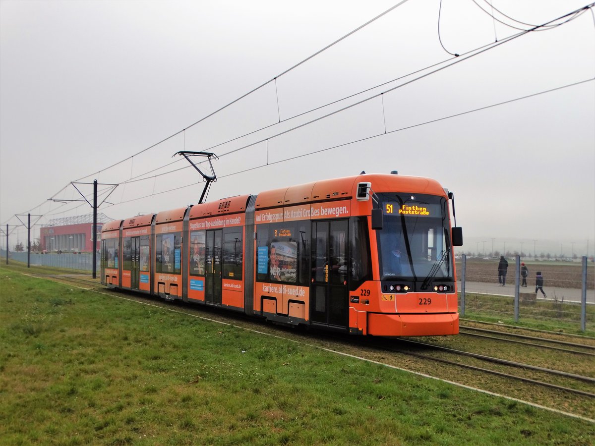 MVG Stadler Variobahn 229 (Aldi Süd Vollwerbung) am 02.12.17 in Mainz auf der Mainzelbahn